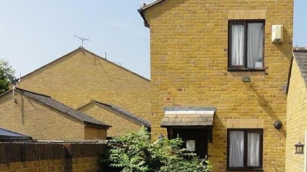 مواطنة بريطانية تعرض منزلها للبيع بأقل من ٣ دولارات في لندن
