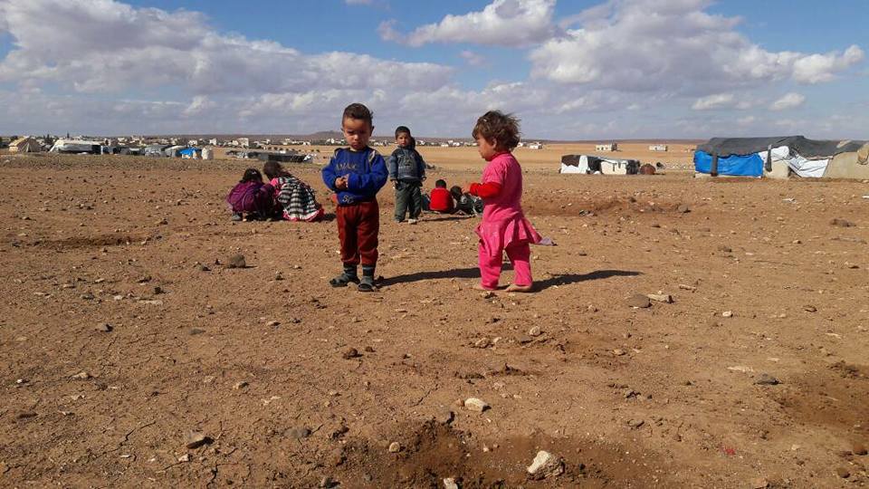 6000 عائلة من نازحي شرقي حماة متخوفة من اقتراب الشتاء بعضهم يفترشون الطرقات