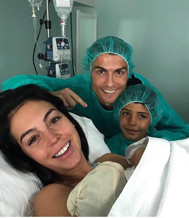 “كريستيانو رونالدو” يشارك متابعيه صورة عائلته ومولودته الجديدة