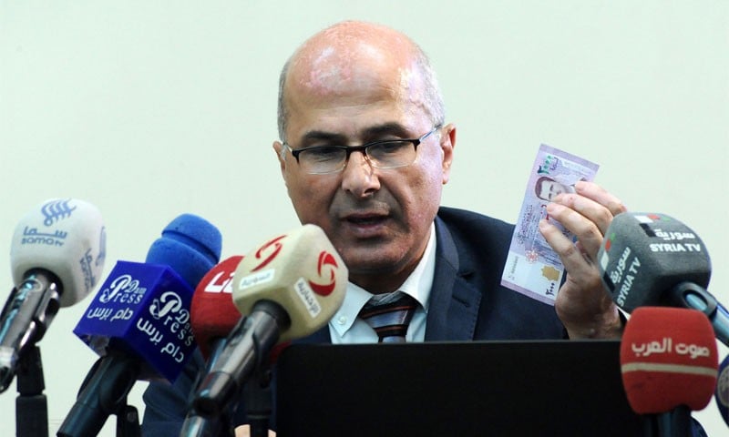 حاكم المركزي يدعو لعدم التخلي عن المدخرات من الدولار