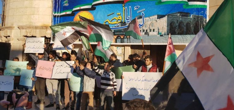 تظاهر آلاف السوريين بالمناطق الخارجة عن سيطرة النظام تضامناً مع القدس