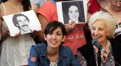 سيدة أرجنتينية تلتقي بوالدتها بعد خطف دام 40 عام