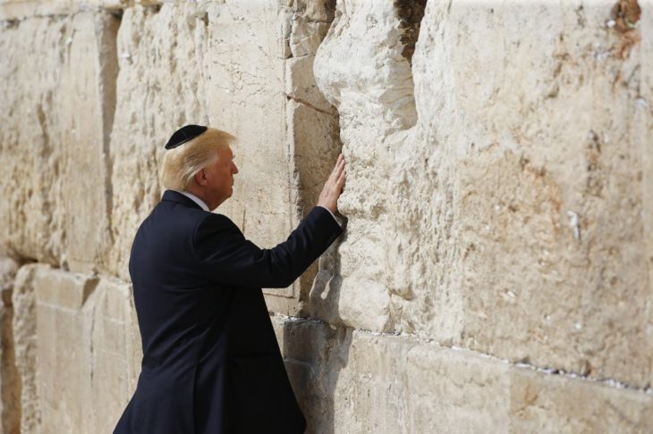 ترامب ينوي نقل السفارة الأمريكية للقدس.. والسعودية تحذّر.. وقمة عربية طارئة