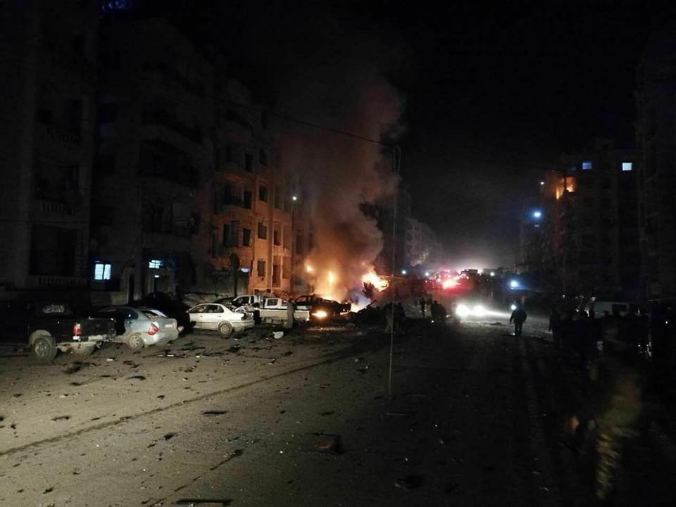 مقتل 25 مدنياً وإصابة العشرات بانفجار سيّارة مفخخة وسط مدينة إدلب
