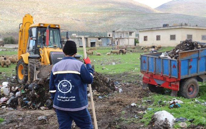 بمشاركة عمال منه ومتطوعين: مجلس محافظة حماة الحرة يطلق حملة لإزالة النفايات