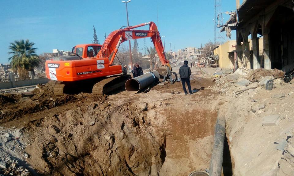 الأنابيت تدمّرت بالقصف: مجلس الرقة المدني يبدأ أعمال الصيانة لإيصال مياه الشرب لأحياء المدينة