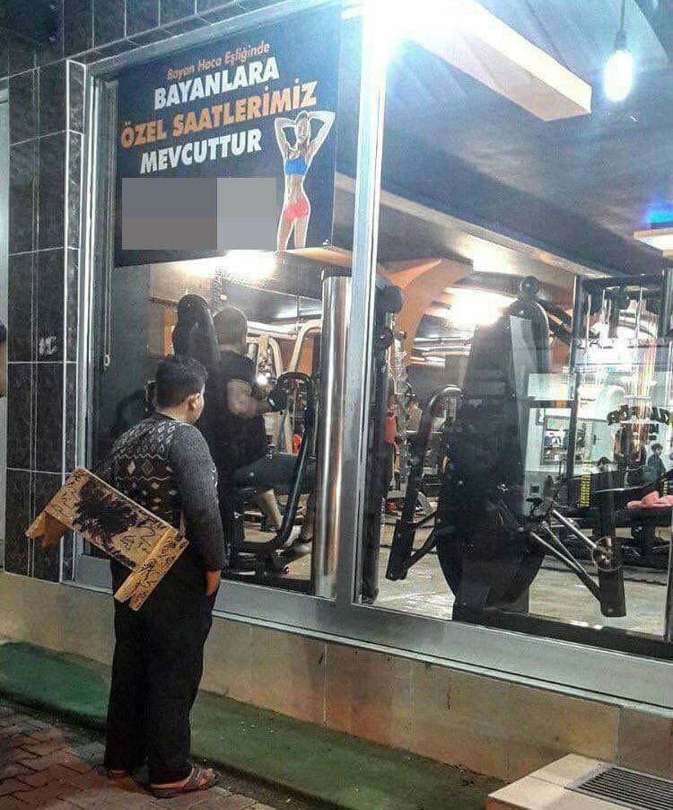 بعد انتشار صورته وهو ينظر من الواجهة: صالة رياضية بتركيا تقدم عضوية دائمة لطفل سوري