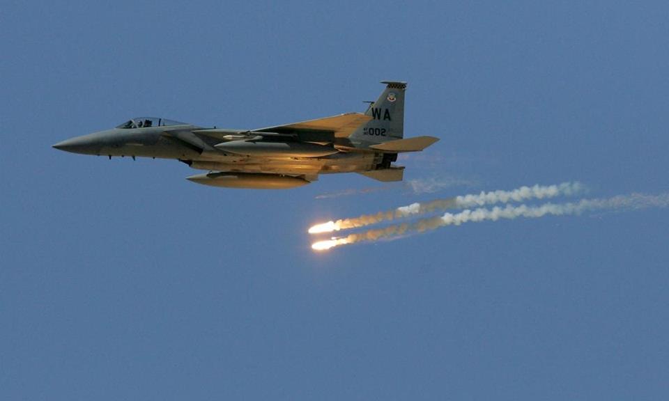دير الزور: 6 قتلى لداعش بينهم قيادي بغارات للتحالف.. وكمين للتنظيم يوقع 9 قتلى لقسد