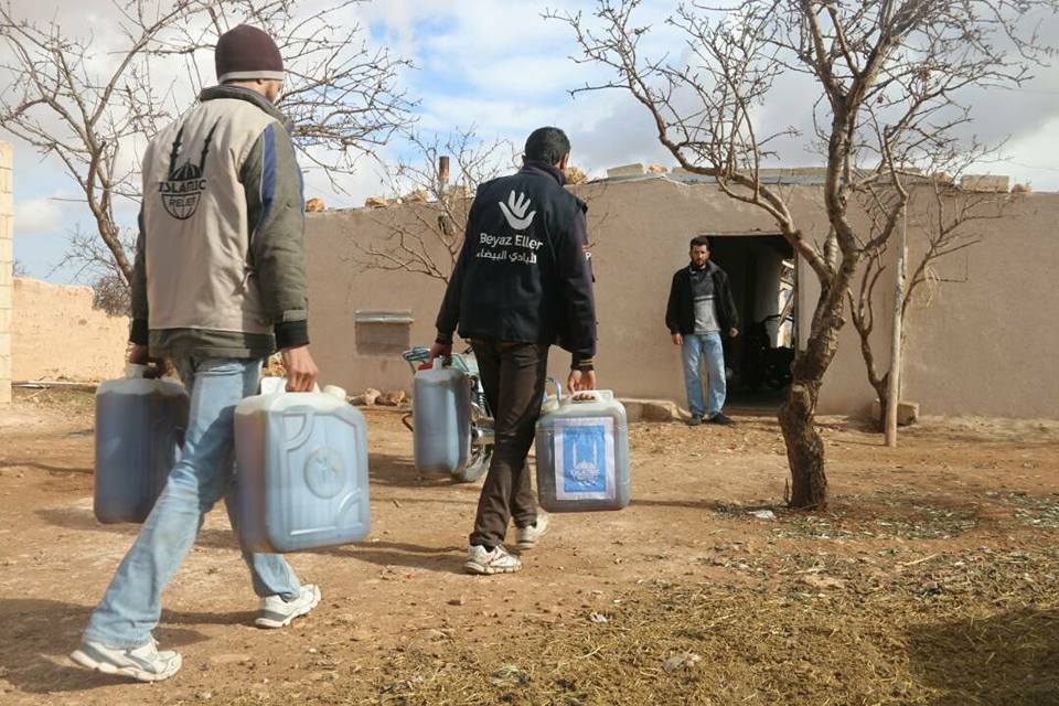 توزيع مادة المازوت على عائلات المعتقلين بريفي حمص الشمالي وحماة الجنوبي