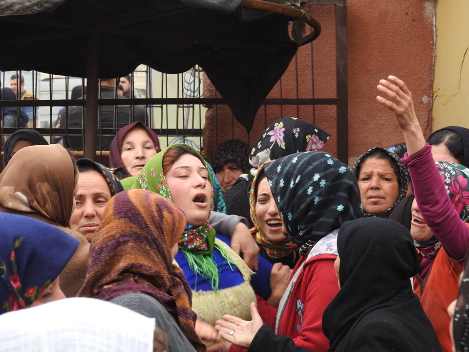 أهالي عفرين يخلون القرى الحدودية من النساء والأطفال.. والقصف دمر أجزاءً من جنديرس