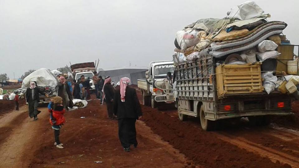بعد تقدم قوات النظام.. 13 ألف عائلة نازحة من ريفي حماة وإدلب بحاجة للسكن والطعام