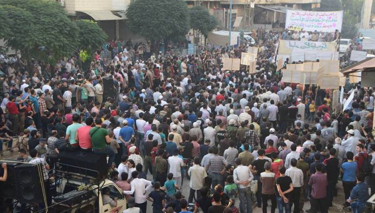 مظاهرات تطالب فصائل المعارضة بالمصالحة في جنوبي دمشق