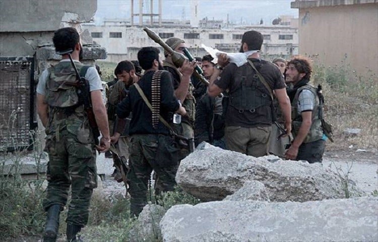 بعد حشد المعارضة وتهديدها بقصف القرى المجاورة: نزوح واسع من مناطق النظام بريف حمص