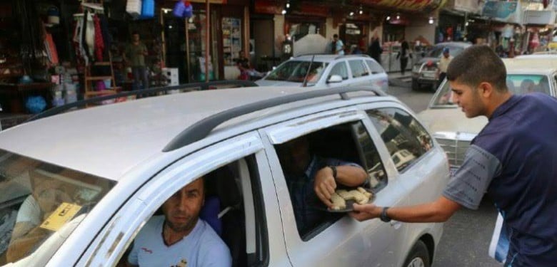 توزيع الحلويات بشوارع دمشق احتفالاً بإسقاط الطائرة الإسرائيلية