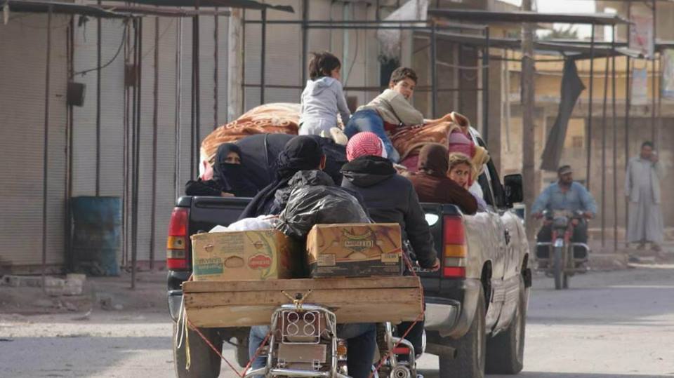 بعد تهديد النظام باجتياح المنطقة: نزوح عشرات العائلات من قلعة المضيق خوفاً من عملية عسكرية بالمنطقة