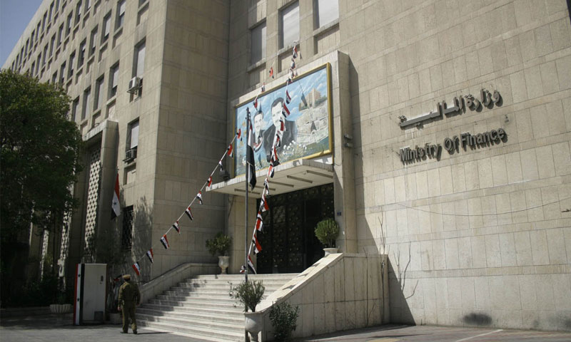 العقوبات الإدارية في مالية النظام يدفع موظفيها إلى تقديم استقالتهم