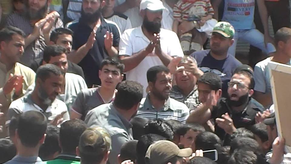 حماة: خروج مئات المدنيين في مظاهرة بقلعة المضيق رفضاً للتهديدات الروسية