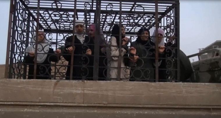 جيش الإسلام يفرج عن 5 من أسرى عدرا العمالية في دوما