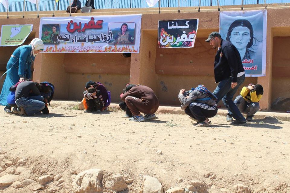 الرقة: عرض مسرح للأطفال في الطبقة “تضامناً مع أهالي عفرين”