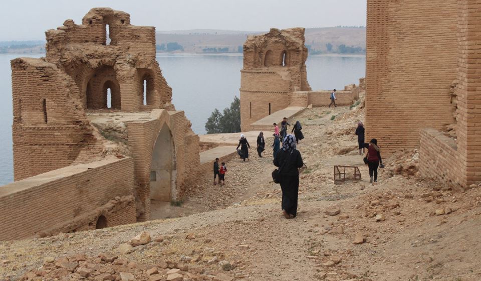 الطبقة: “اتحاد المرأة الشابة” يبدأ حملة لتزيين الأماكن السياحية التي كانت سجوناً ومقرات لداعش