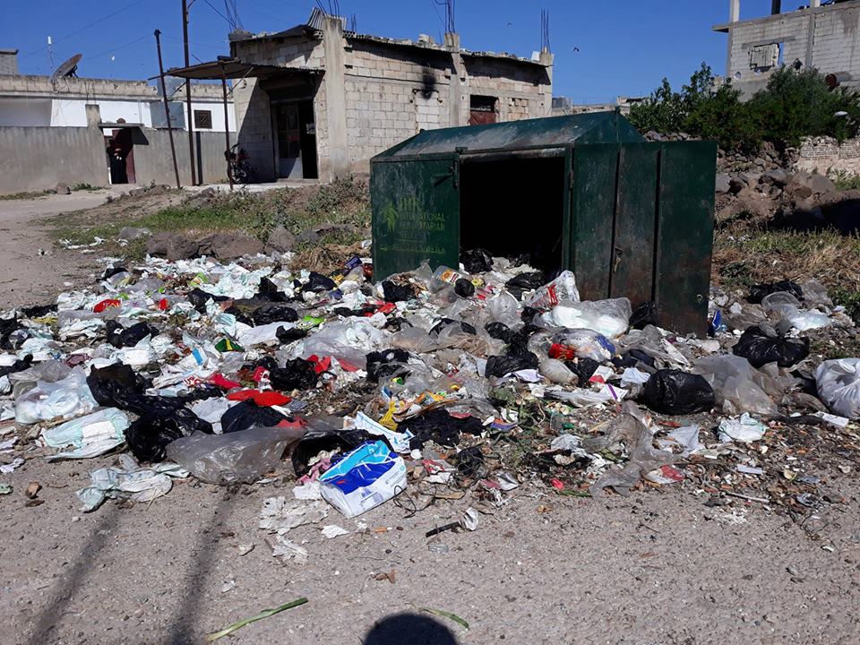 إضافة للحصار وانقطاع المساعدات: سكان منطقة الحولة بحمص يعانون من تراكم القمامة وانتشار الحشرات الضارة