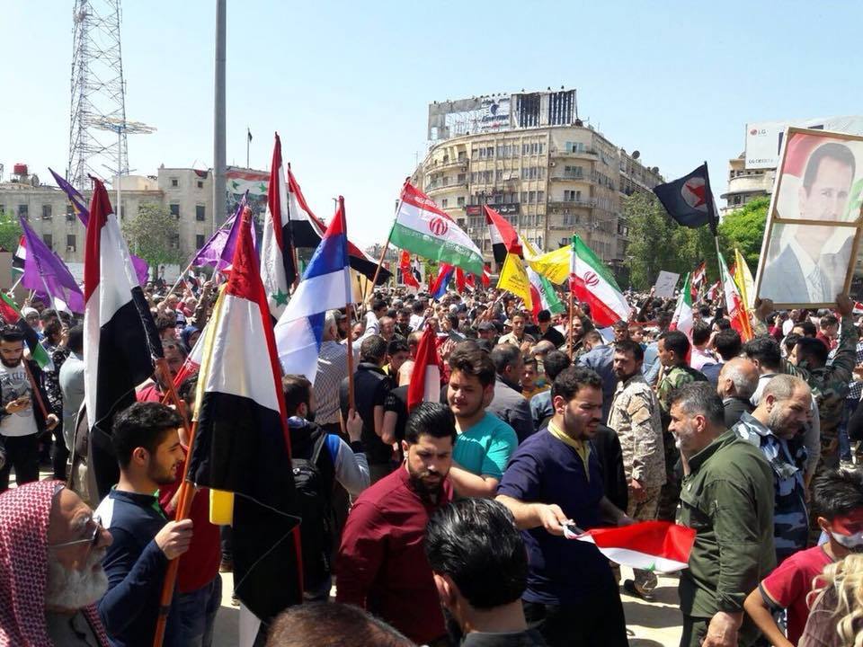 موالون للنظام يتجمهرون وسط مدينة حلب رفضاً للضربات الأمريكية