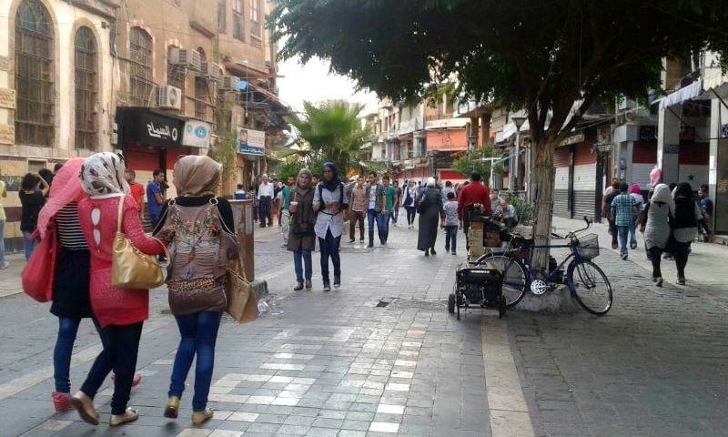 ناشطون: عناصر ومؤيدون للنظام يوزعون الحلوى احتفالاً بـ “تحرير الغوطة” 