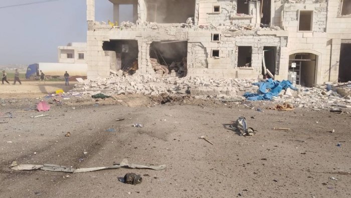 انفجار مفخخة أمام مركز طبي في الدانا بريف إدلب.. ومقتل أربعة مدنيين بينهم ممرض