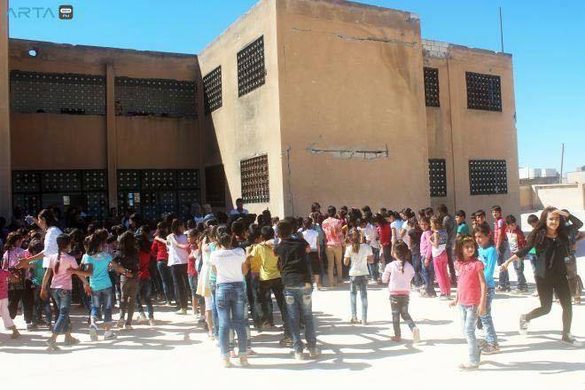 من خلال عروض غنائية ومسرحية: طلاب تل أبيض يحتفلون بـ”يوم اللغة الكردية”
