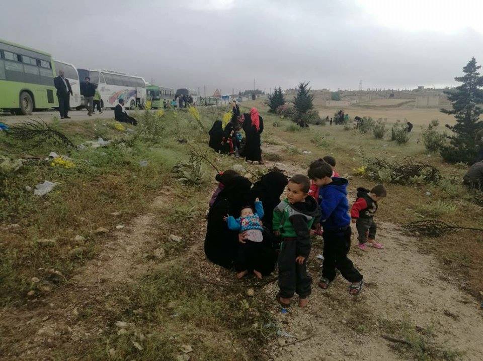 وسط أجواء ماطرة: مهجرو شمالي حمص في الباب يفترشون الأرض والحافلات دون أي مساعدة