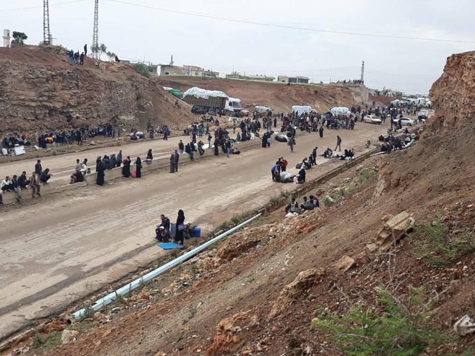 آخر دفعة من مهجري ريفي حمص وحماة تتجهز للخروج.. والوفد الروسي يعد بـ”عودة الحياة لطبيعتها”