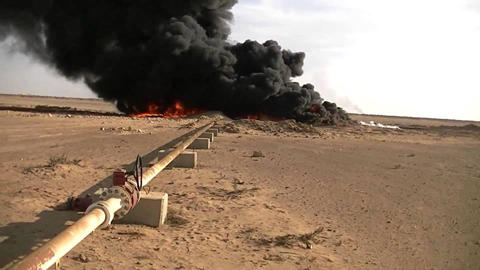 مدنيون يحرقون بئر نفط في ديرالزور “رداً على إطلاق النار عليهم من قبل قسد”