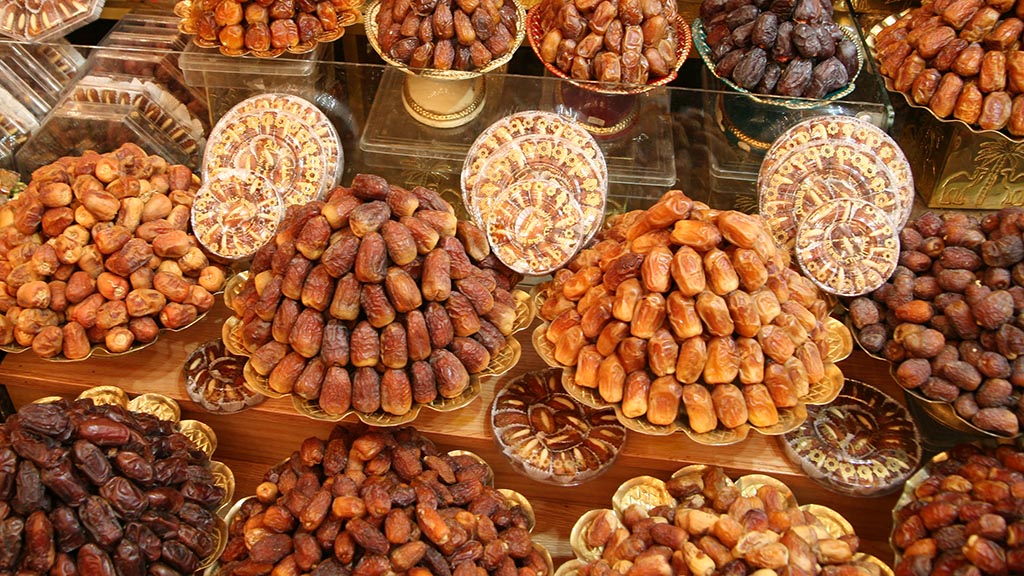 النظام يمنع استيراد التمر السعودي