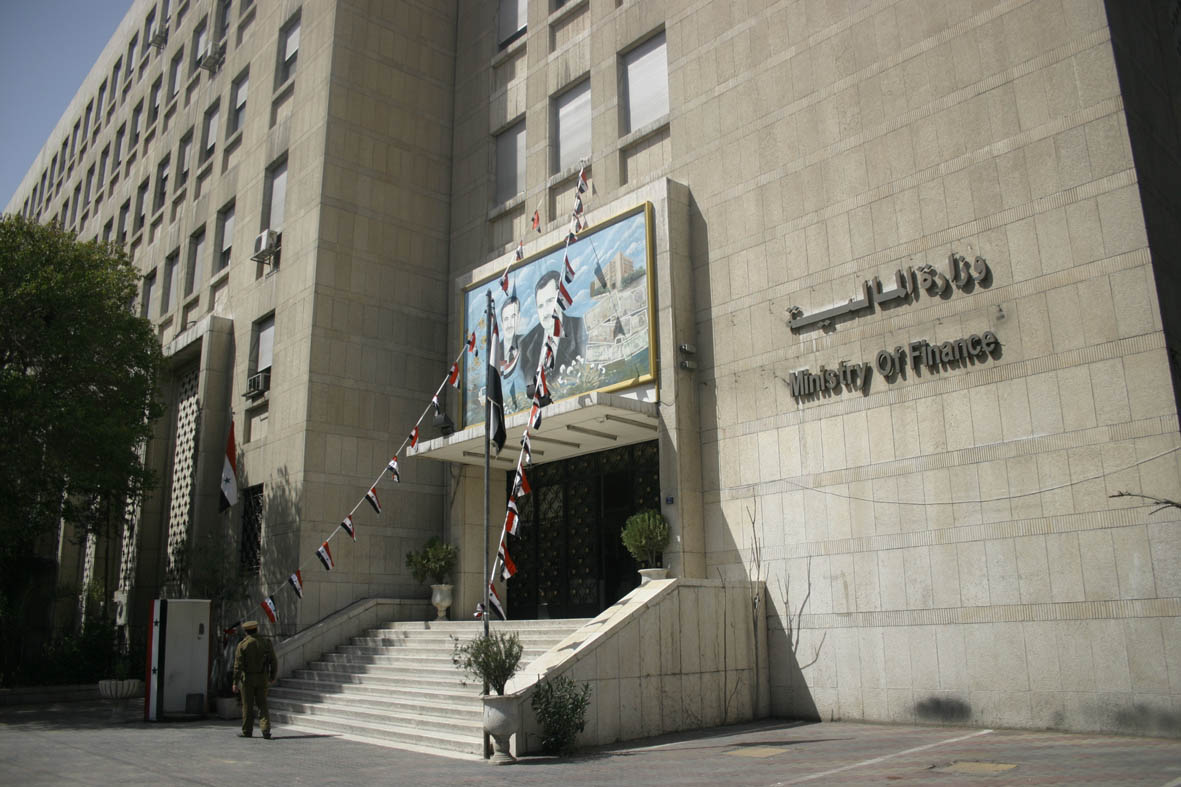 مالية النظام تفرض شراء طابع لتحصيل الضرائب من المتخلفين