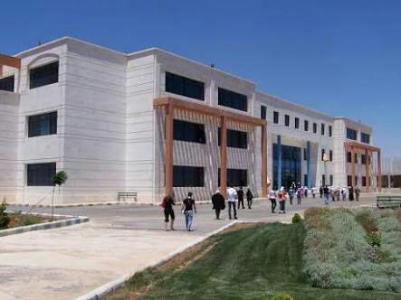 إدلب: تحرير الشام تغلق جامعة إيبلا وتعتقل مديرها “بسبب احتفال يتضمن موسيقى واختلاط”