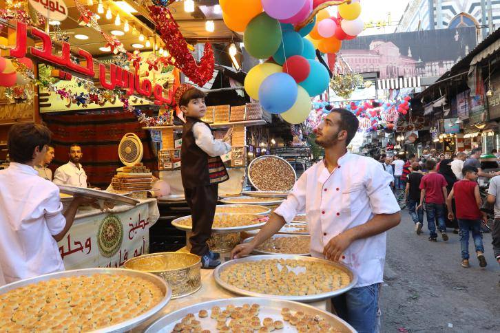 رغم ارتفاع أسعارها.. أهالي دمشق استهلكوا نحو 80 طن من الحلويات خلال عيد الفطر