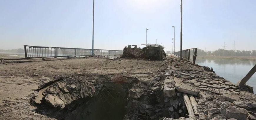 مجهولون يفخخون قواعد جسر الرقة الجديد.. وفريق الاستجابة الأولية يفكك الألغام بعد بلاغات من الصيادين