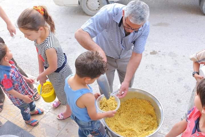 مؤسسات مرخصة من النظام توزع وجبات طعام على مراكز الإيواء في التل
