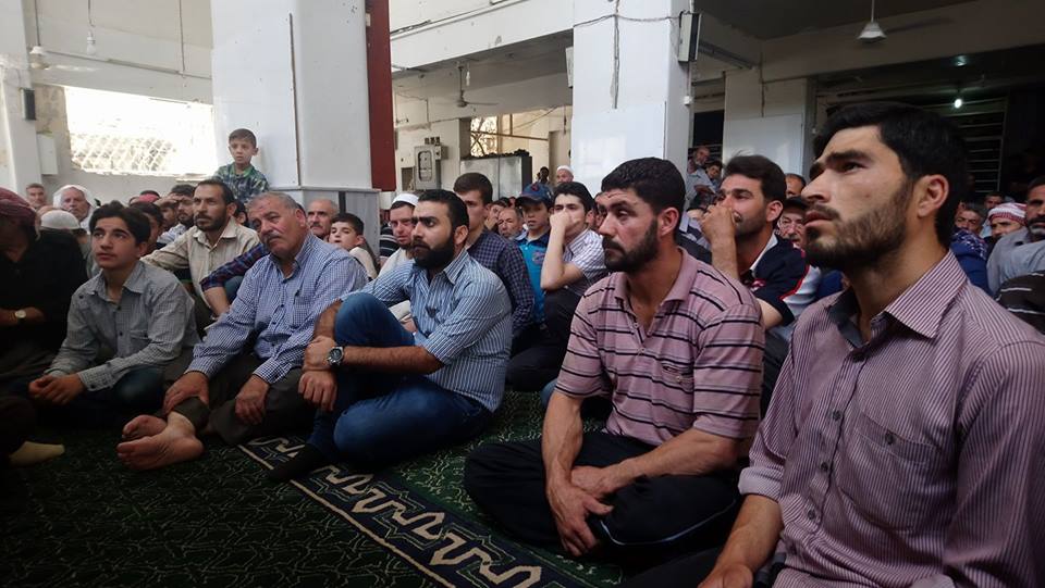 للوقوف على وضع المدينة.. اجتماع مسؤولين من النظام مع أهالي ووجهاء دوما
