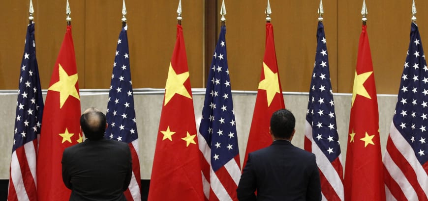 خبراء يحذرون من أضرار الحرب التجارية بين أمريكا والصين وانعكاسها على الاقتصاد العالمي