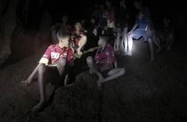 بعد أيام عصيبة وجهود مضنية: إنقاذ جميع الفتية العالقين في الكهف مع مدربهم بتايلاند