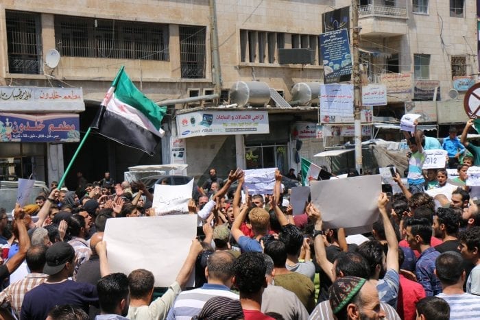 مظاهرات غاضبة في إدلب تحمّل تحرير الشام مسؤولية فشل المفاوضات عن المعتقلين