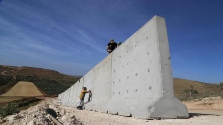 جدران إسمنتية من تركيا إلى إدلب