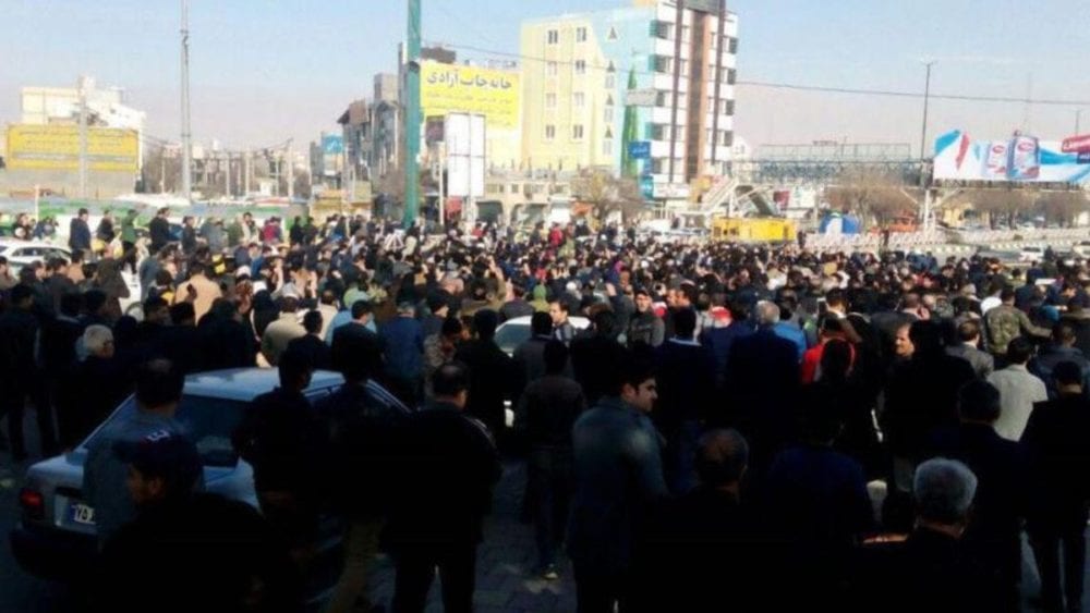 اندلاع مظاهرات واسعة في إيران.. ولهيبها يصل إلى العاصمة طهران