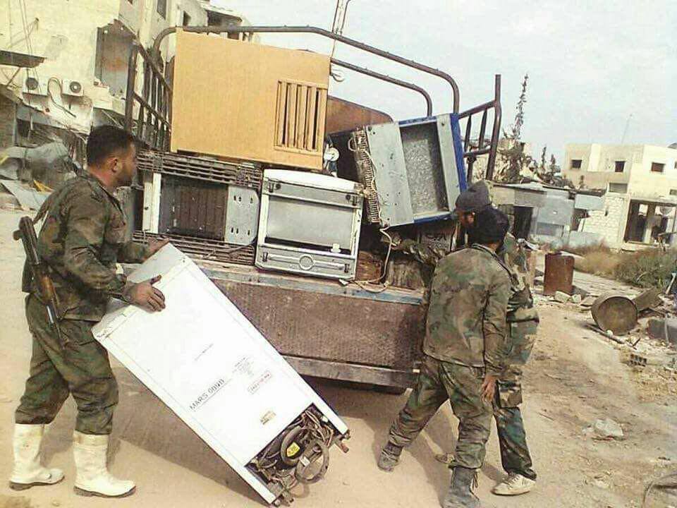 مستغلين غياب السكان: النظام والمعارضة يتناوبان على تعفيش القنيطرة.. وتنسيق وتعاون بين عناصر الطرفين