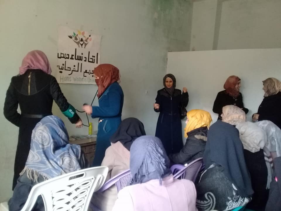 المرأة في حمص وحماة: حضور في عدة مجالات تعززه الحاجة.. والقيود تتغير حسب الظروف والجهة المسيطرة