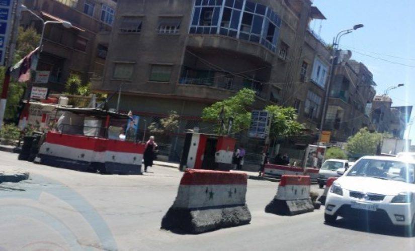 بعد فترة وجيزة من إزالتها وانتعاش الحركة: حواجز أمنية تعود للظهور في شوارع دمشق مسببة اختناقات مرورية