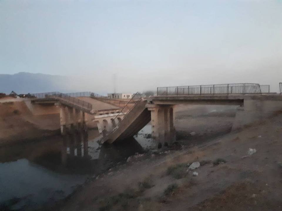 خوفاً من تقدم النظام وحشوده بالمنطقة: المعارضة تفجّر جسرين في سهل الغاب بريف حماة