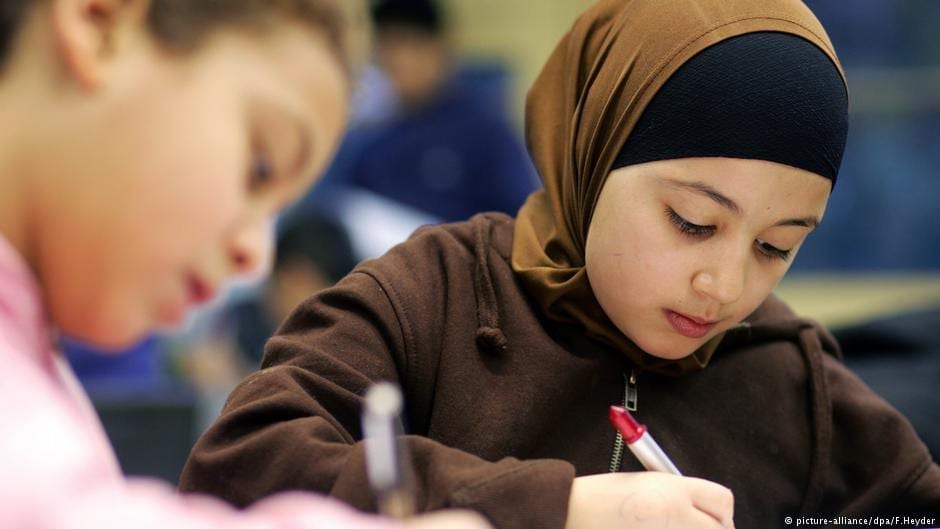 اعتبرته “اختراقاً لحقوق الطفل”: منظمة لحقوق المرأة تطلق حملة لمنع حجاب الفتيات في مدارس ألمانيا