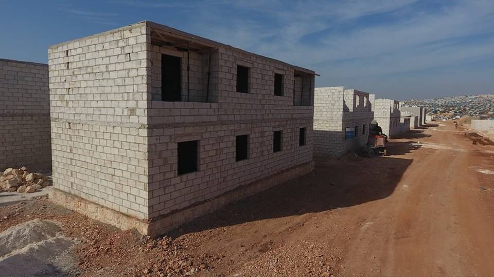 تحرير الشام عبر “حكومتها” تستولي على تجمع سكاني للمهجرين شمال إدلب